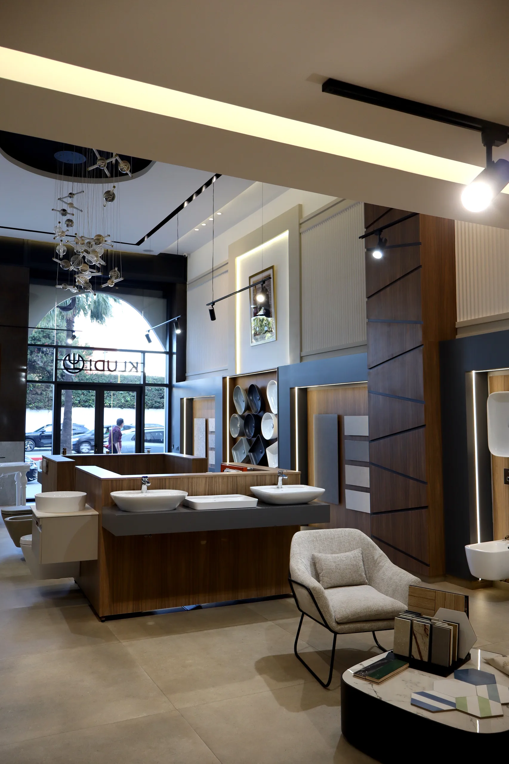 Showroom Cove Stone Casablanca — entrée Kludi