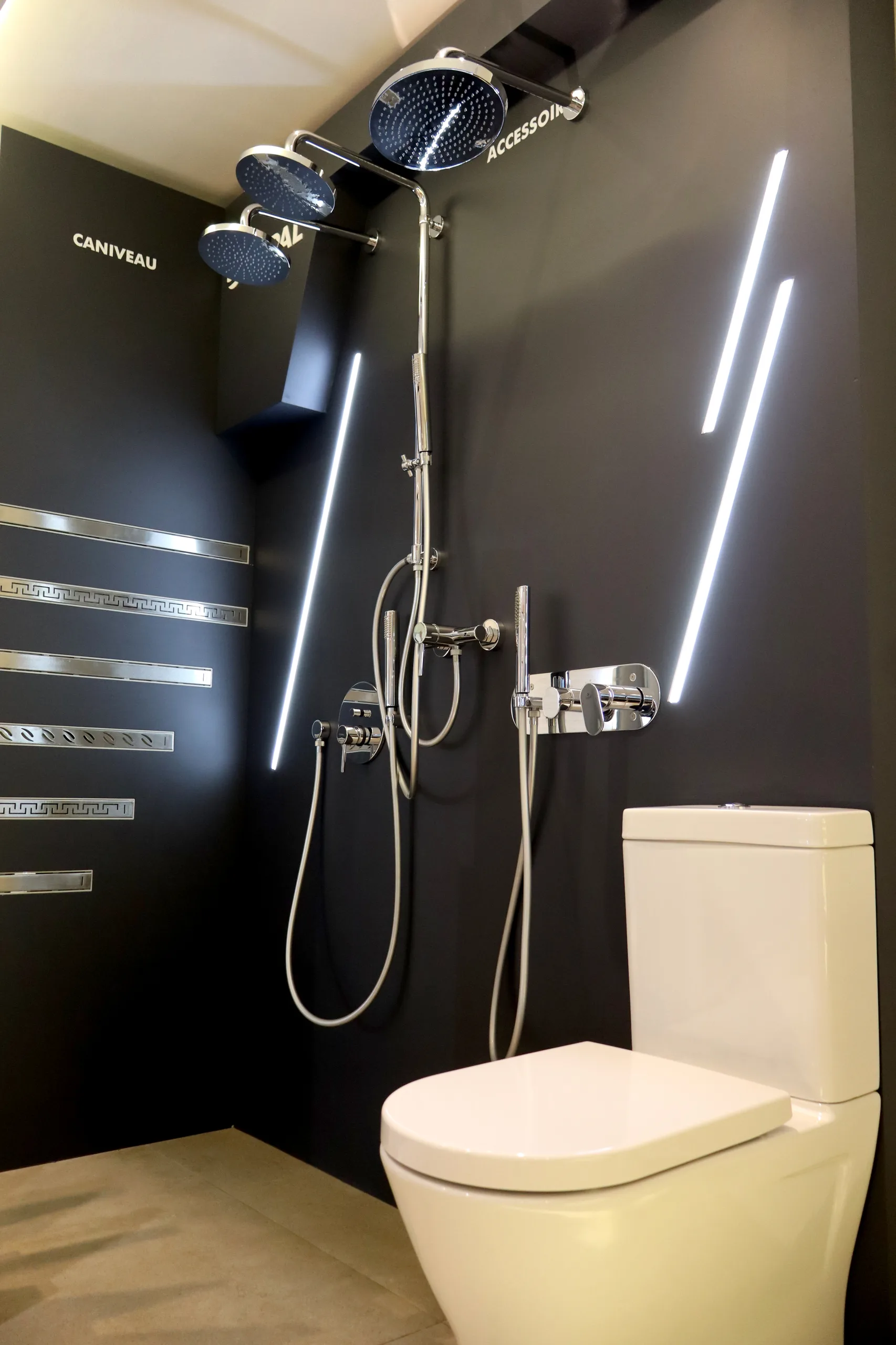 Tête de douche pluie caniveau WC mur noir